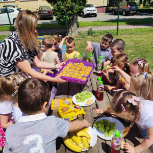 Dzień Dziecka w przedszkolu- piknik  zabawy na placu zabaw