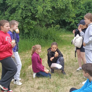 Klasa piąta degustuje kiełbaski z ogniska