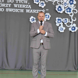 Dyrektor szkoły p. Tomasz Dudzic informuje społeczność szkolną o zwycięstwie ucznia klasy 8 w konkursie "Janowskie diamenty"