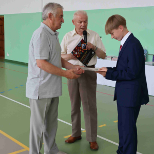 Wręczenie uczniowi klasy ósmej nagrody zdobytej w konkursie "Janowskie diamenty" 