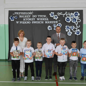 Dyrektor szkoły p. Tomasz Dudzic i wychowawczyni  p. Maria Siemczyk oraz nagrodzeni uczniowie klasy pierszej