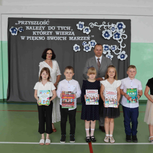 Dyrektor szkoły p. Tomasz Dudzic i wychowawczyni p. Bogumiła Małek oraz nagrodzeni uczniowie klasy II