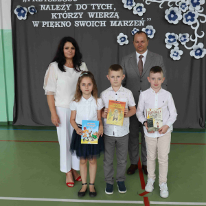 Dyrektor szkoły p. Tomasz Dudzic i wychowawczyni p. Maria Wiśniewska oraz nagrodzeni pierwszoklasiści