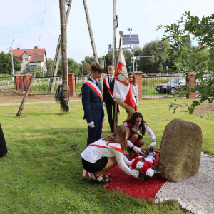 Złożenie kwiatów pod Dębem Pamięci