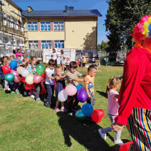 Klaun prowadzi pociąg