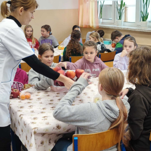 Uczniowie częstują się owocami