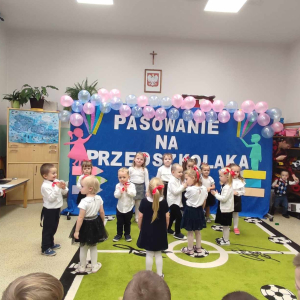 Pasowanie na Przedszkolaka -  występ dzieci