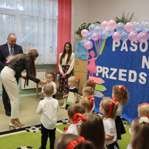 Pasowanie na Przedszkolaka - moment uroczystego pasowania przez Pana Dyrektora oraz wręczanie dyplomów i upominków przez Panią Wicedyrektor (3)