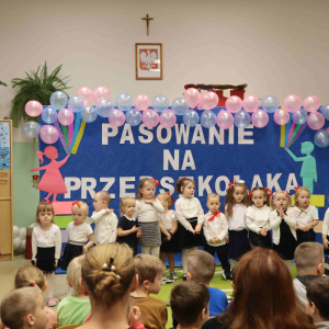 Pasowanie na Przedszkolaka - powitanie gości przez panią wychowawczynię