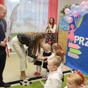 Pasowanie na Przedszkolaka - moment uroczystego pasowania przez Pana Dyrektora oraz wręczanie dyplomów i upominków przez Panią Wicedyrektor (5)