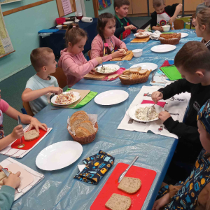 Klasa 2a. przygotowuje twarożek o różnych smakach