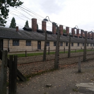 Ósmoklasiści w byłym obozie koncentracyjnym Auschwitz-Birkenau