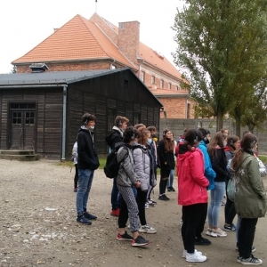 Ósmoklasiści w byłym obozie koncentracyjnym Auschwitz-Birkenau