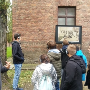 Ósmoklasiści w byłym obozie koncentracyjnym Auschwitz-Birkenau