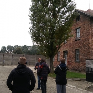 Ósmoklasiści w byłym obozie koncentracyjnym Auschwitz-Birkenau