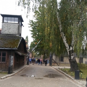 Ósmoklasiści w byłym obozie koncentracyjnym Auschwitz-Birkenau