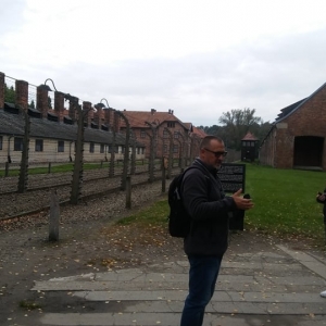 Ósmoklasiści w byłym obozie koncentracyjnym Auschwitz-Birkenau