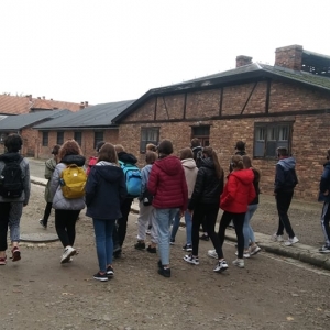 Ósmoklasiści w byłym obozie koncentracyjnym Auschwitz-Birkenau