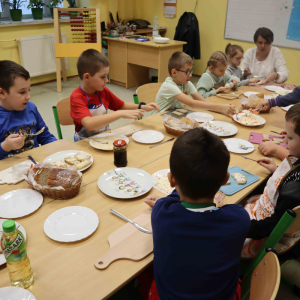 Pani Ania Dyjach przygotowuje z Zuzią kanapki