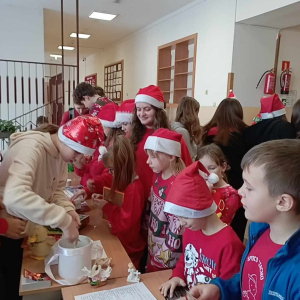 Uczniowie w trakcie wyboru losów