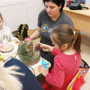 Starszaki z rodzicami wykonują stroiki