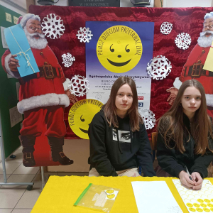 Wolontariusze  zbierają dary w ramach ogólnopolskiej akcji Pomóż dzieciom przetrwać zimę.
