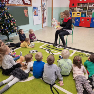 Akcja Cała Polska czyta dzieciom - pani Stasia czyta bajkę w grupie średniej