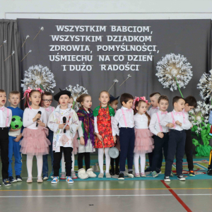 Scenka grupy starszej- dzieci recytują wiersz dla babć i dziadków