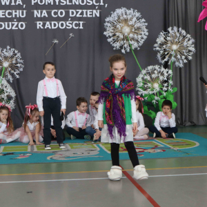 Scenka grupy starszej- taniec babci w kapciach z pomponami