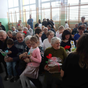 Dzieci składają życzenia solenizantom