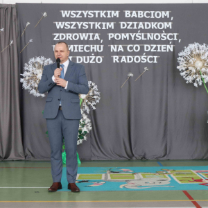 Dyrektor szkoły wita zebranych gości