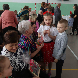 Wnuki składają życzenia i wręczają prezenty