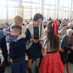 Wnuki składają życzenia babciom