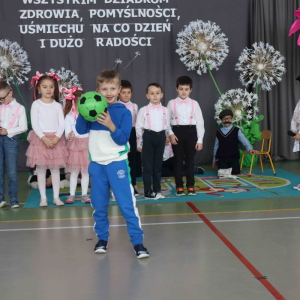 Scenka grupy starszej-taniec dziadka- sportowca z piłką