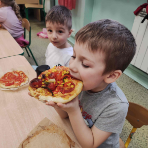 Dzień pizzy w przedszkolu  - Dzieci zajadają  własnoręcznie wykonaną pizzę 