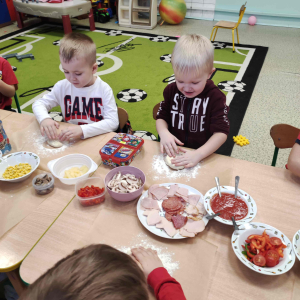 Dzień Pizzy w gr. średniej przedszkolnej - Formowanie pizzy.