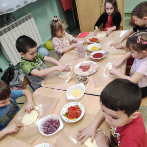 Dzień Pizzy w gr. średniej przedszkolnej - Formowanie pizzy.