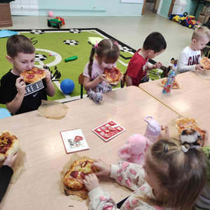 Dzień pizzy w przedszkolu  - Dzieci zajadają  własnoręcznie wykonaną pizzę 