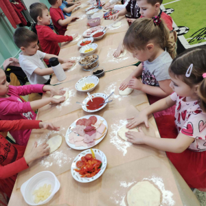 Dzień Pizzy w gr. średniej przedszkolnej - Formowanie pizzy.