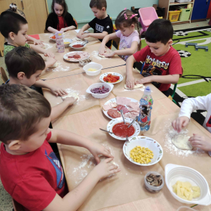 Dzień Pizzy w gr. średniej przedszkolnej - Formowanie pizzy.