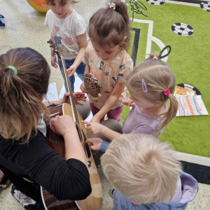 Warsztaty muzyczne w gr. Średniej - przedszkolaki próbują grać na gitarze(1)