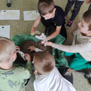 Wykopaliska archeologiczne- układanie szkieletów dinozaurów 