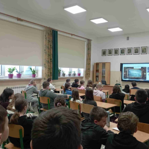 uczniowie klas IV-VI podczas oglądania webinaruu