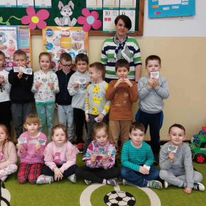 Zajęcia rozwijające kompetencje emocjonalno-spoleczne w grupie starszej - wspólna fotografia z wychowawczynią i panią pedagog