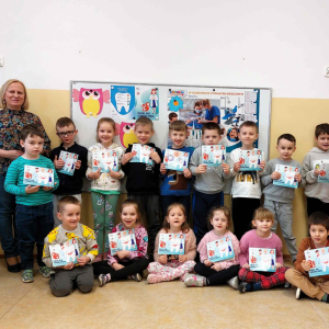 Program Dziel się uśmiechem w grupie starszej- fotka z materiałami edukacyjnymi podczas zajęć o wizycie w gabinecie dentystycznym