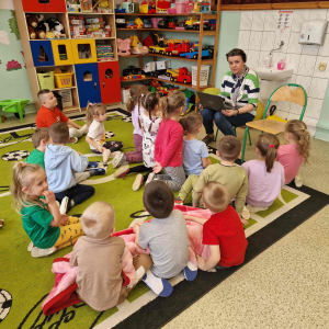 Dzień Kolorowej Skarpetki w grupie średniej-pogadanka pani pedagog