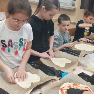 Przygotowywania ciasta i formowanie placków na pizzę.