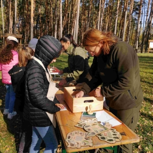 Uczniowie wykonują zadania podczas zajęć warsztatowych  