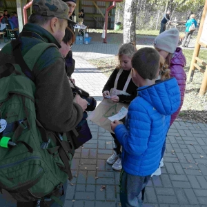 Uczniowie odbierają nagrody za wykonanie zadania 