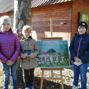 Dziewczynki po wykonaniu jednego z zadań 